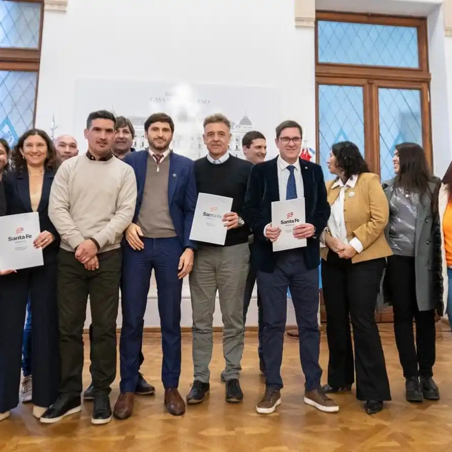 El intendente Leonel Maximino junto al gobernador Maximiliano Pullaro luego de la firma del convenio.