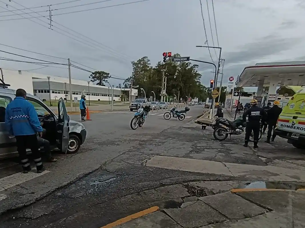 El accidente se registró en esquina de Santa Fe y Brown. Crédito: Bomberos de Venado Tuerto.