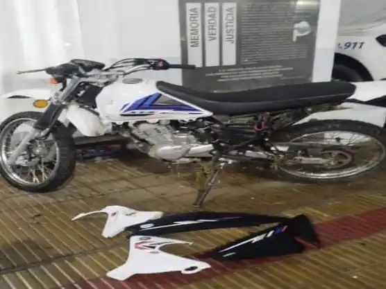 Un menor de edad intentó huir tras robar una moto, pero fue detenido