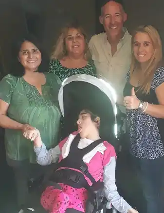 Entrega de una silla especial por gestión de “No estás solo”