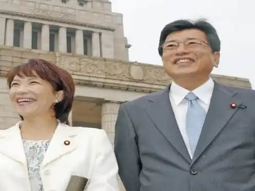 Esposo de Sanae Takaichi  promete ser "discreto" y cocinar para ella