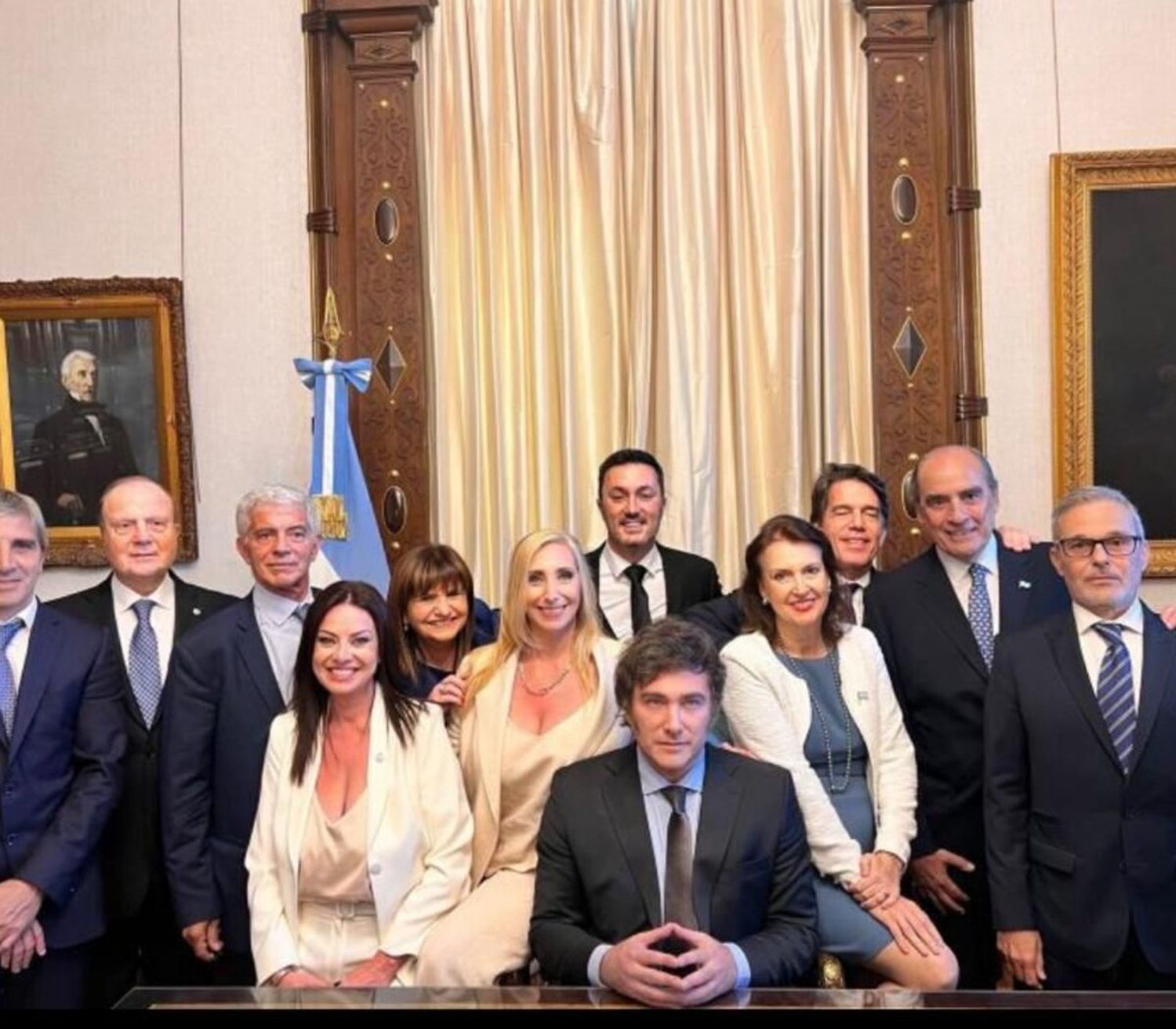 Denunciaron que Milei incrementó su salario y el de sus ministros un 48%