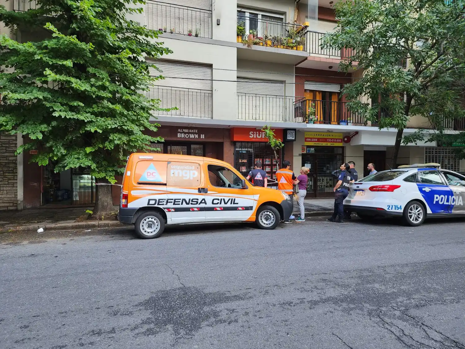 Susto en Corrientes y Brown: se cayó una mampostería