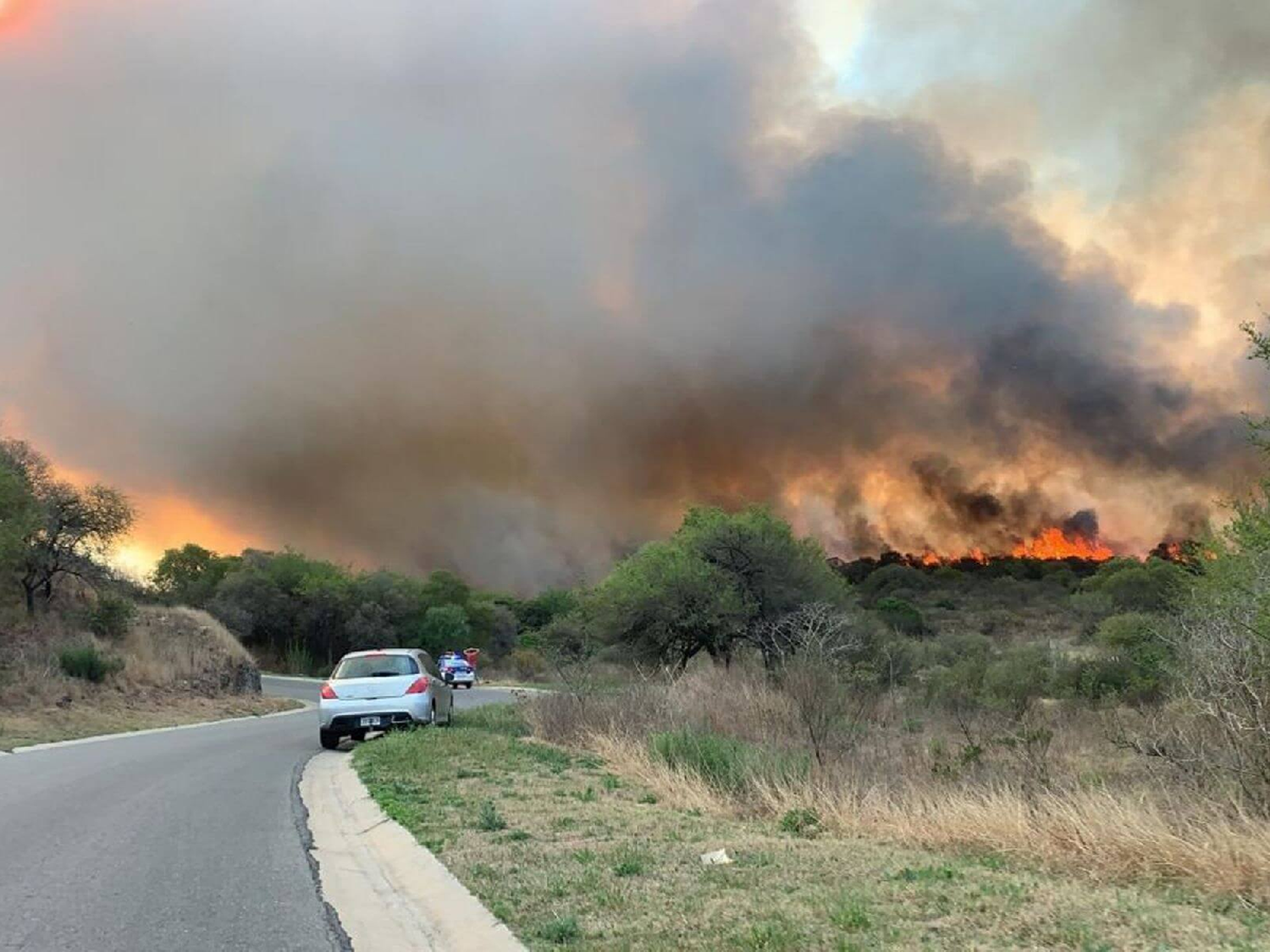 Controlan el incendio forestal  en Villa Carlos Paz, aunque  persiste el "riesgo extremo"