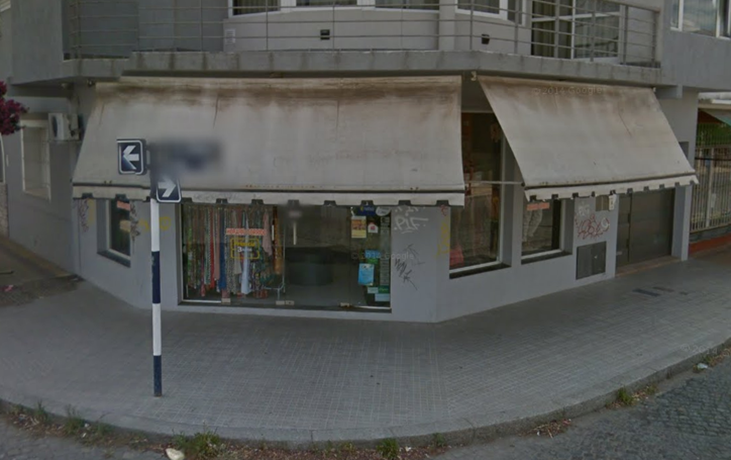 Un menor aprehendido por cargar mercadería de un comercio robado