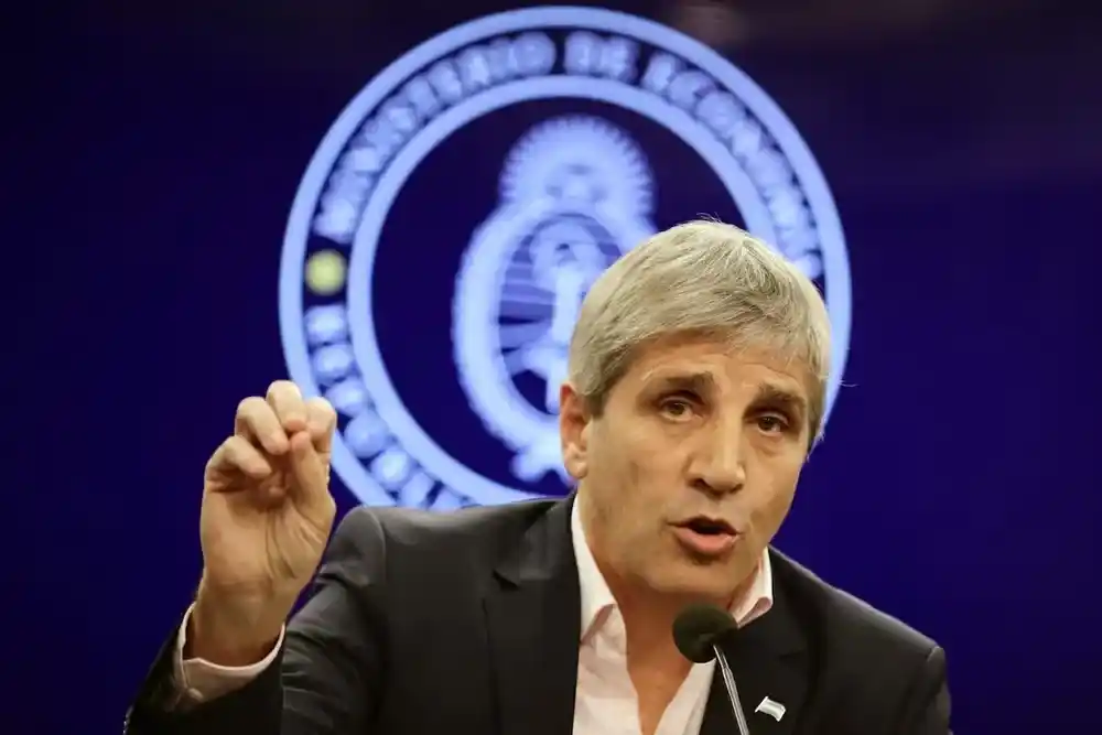 Caputo presentó la ampliación de la Inocencia Fiscal: "Los dólares en el colchón son mal negocio"