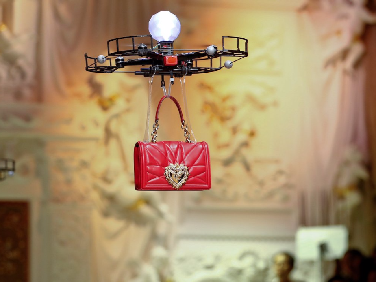 Desfile con drones en lugar de modelos en arabia saudita desató polémica sobre derechos de la mujer