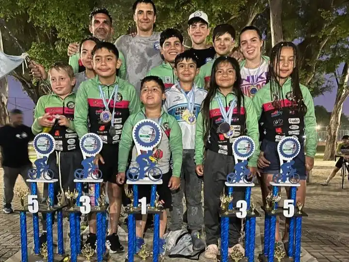 Merecido recibimiento para estos chicos que durante todo el año recorrieron miles de kilómetros representando a la ciudad.