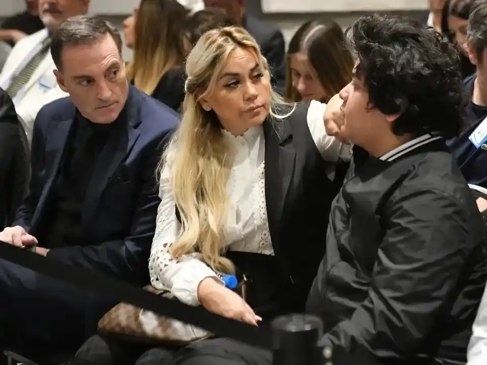 Verónica Ojeda, su abogado y su hijo.