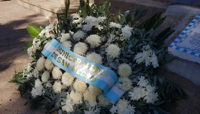 Arreglo floral en la placa de 40 años de Malvinas.