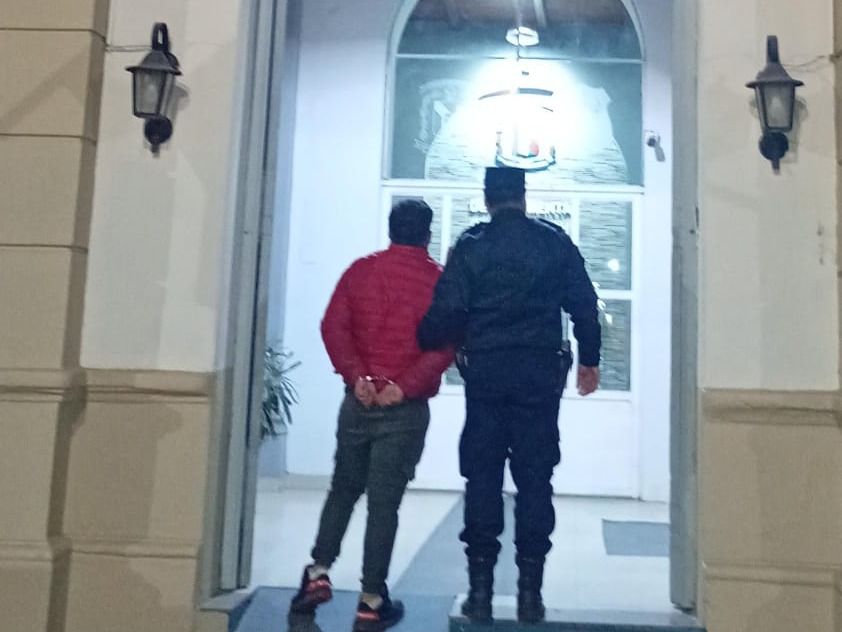 Detienen a un hombre acusado de violencia de género durante un allanamiento en el Barrio Curita Gaucho