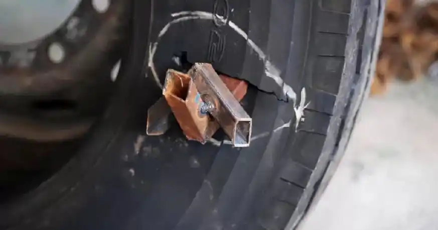 ¡PELIGRO! Utilizan objetos punzantes para destruir cauchos y robar