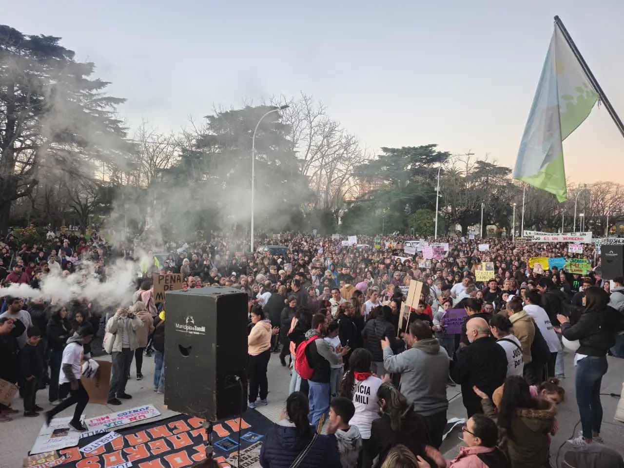 Una vez que la multitud arribó al Palacio Municipal, varios de los familiares y vecinos tomaron la palabra, encabezados por César Quenaipe, el padre de la joven.