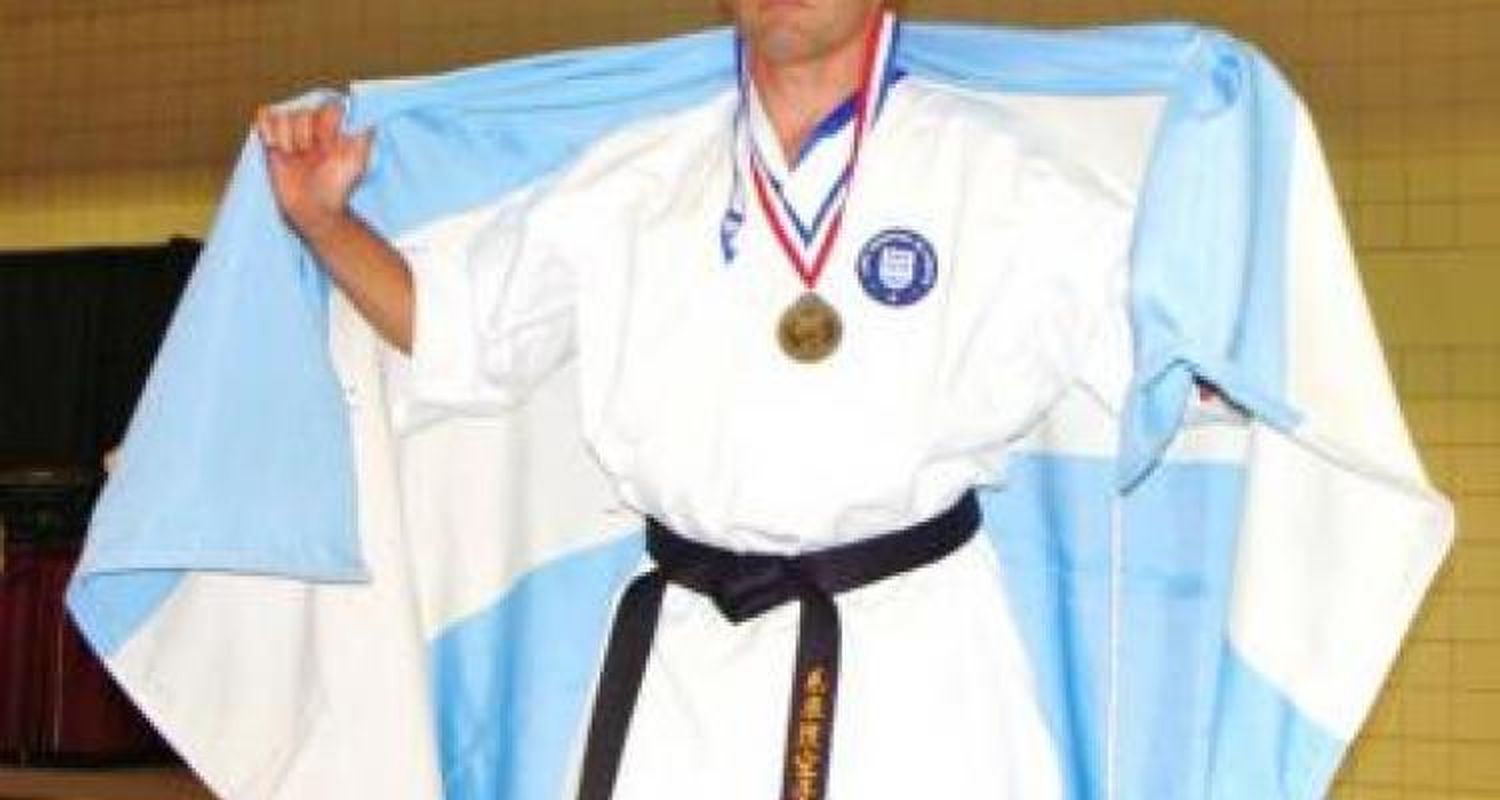 Un paso fundamental  del karate sampedrino