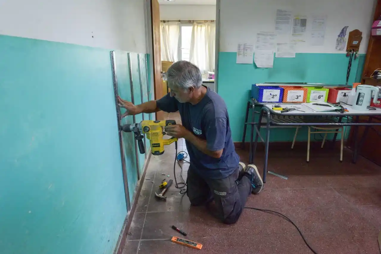 Los trabajos incluyen tareas de pintura, limpieza de tanques de agua y arreglos generales en los establecimientos educativos.