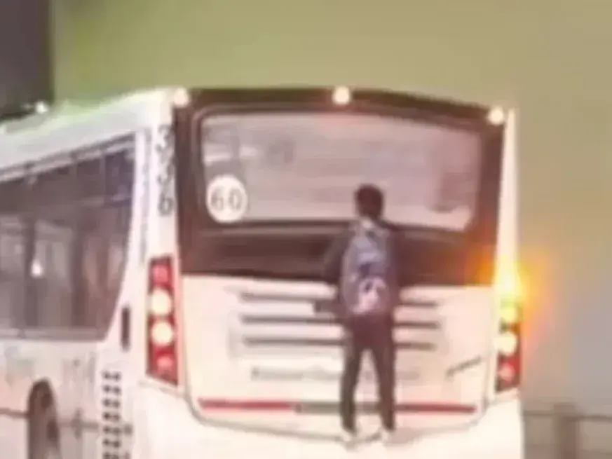 La situación quedó registrada mientras el vehículo circulaba en dirección a Avellaneda.