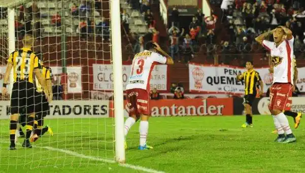 Huracán peloteó a Peñarol, pero se encontró con un Guruceaga inmenso