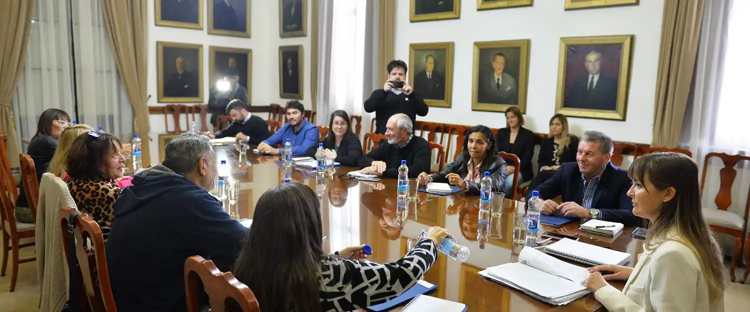 La provincia otorga otro incremento a los estatales y el aumento anual asciende a 110 por ciento