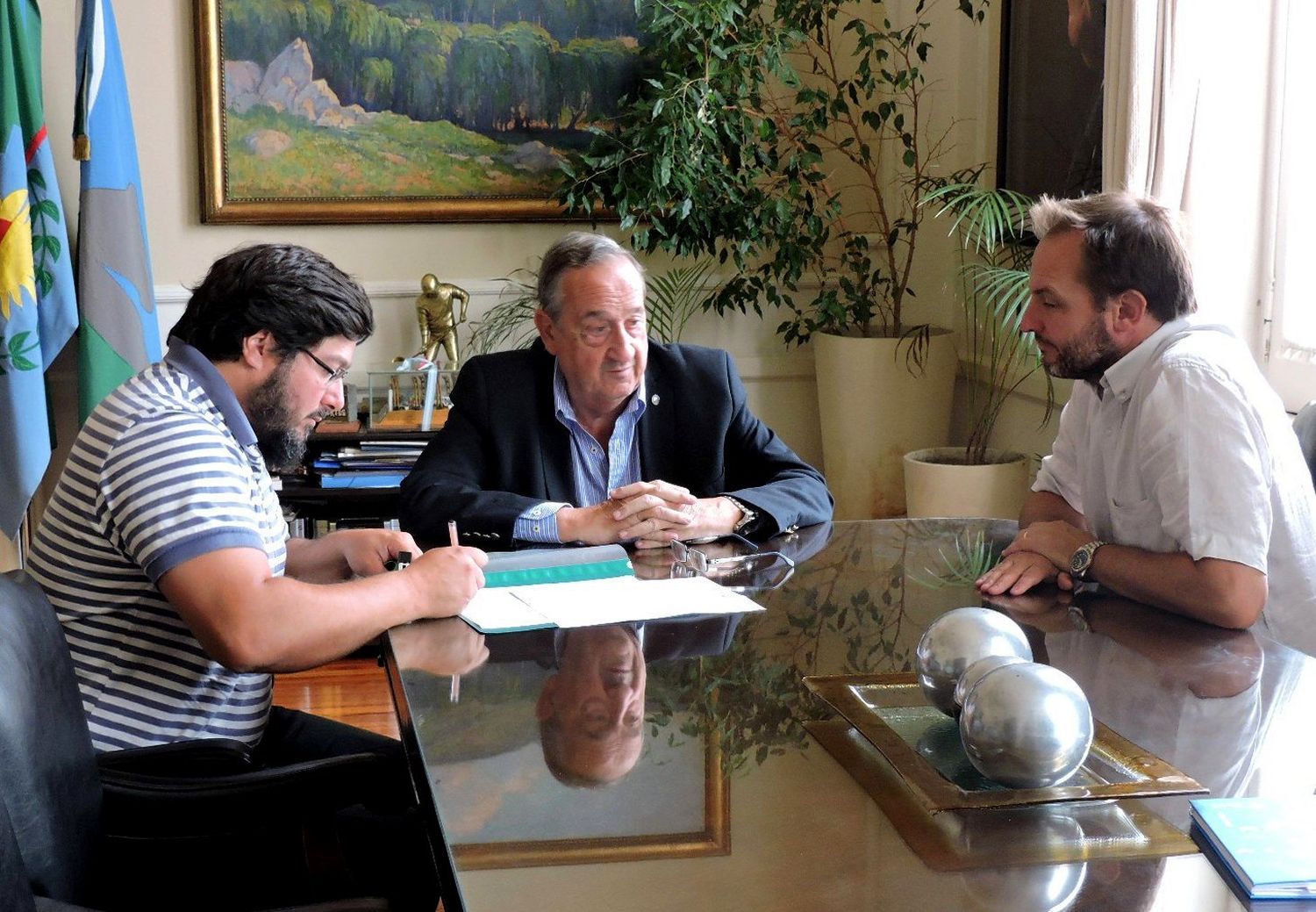 Se firmó el contrato para la construcción de playón polideportivo en Movediza