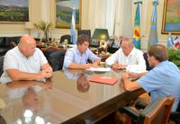 Se firmó el contrato para la red de agua y cloacas para las nuevas viviendas del barrio Arco Iris