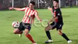 Rodrigo Bailheres se anticipa a Bruno Chidichimo, autor de ambos goles en el triunfo de Independiente.
