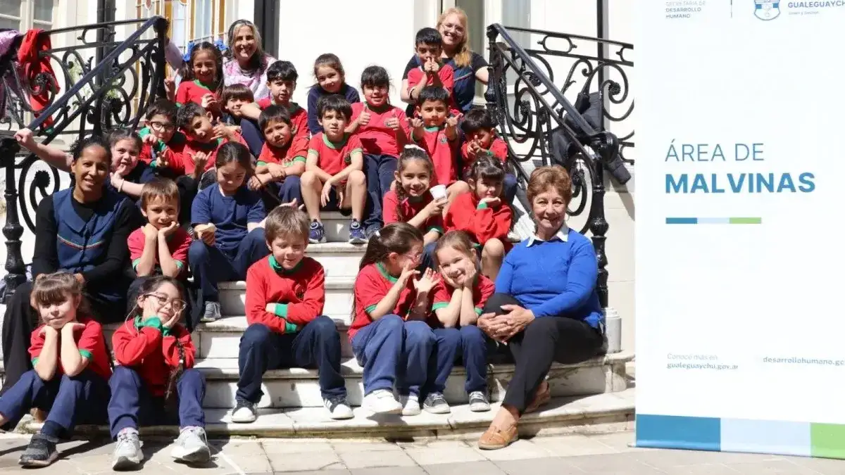 Alumnos de primer grado visitaron la Muestra de Malvinas junto a un excombatiente