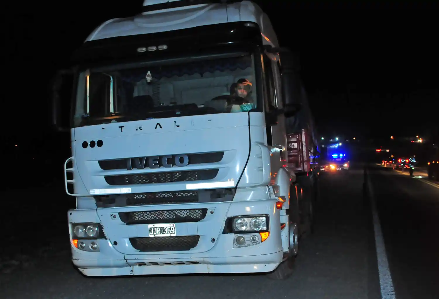 El chofer de la empresa misionera estacionado en la banquina luego del siniestro.