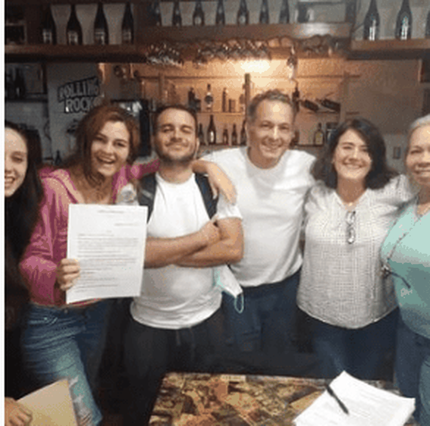 Henry Soto en una lectura de la obra de su esposa. Foto Instagram