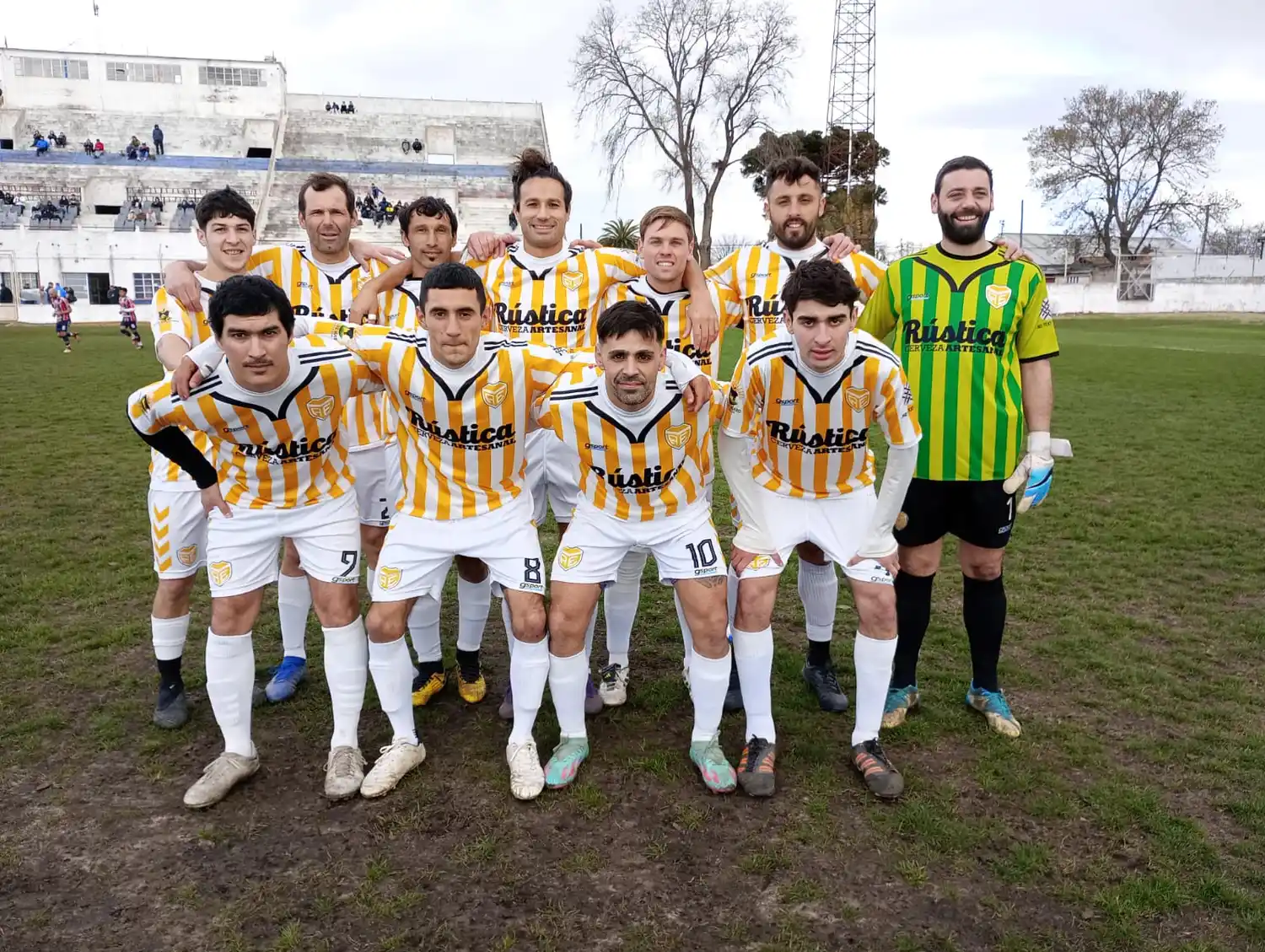 FOTO LIGA TANDILENSE DE FÚTBOL La formación de Estrada, ayer en Ferro.