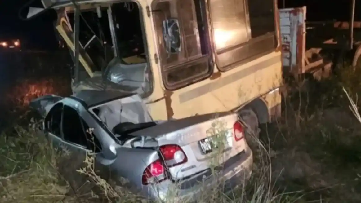 Tres muertos en un choque frontal entre un auto y un camión en Corrientes