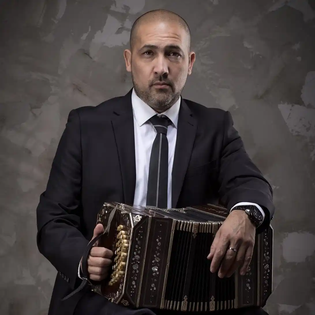 CIERRE DEL FESTIVAL DE TANGO: Llega al Brazzola el bandoneonista Horacio Romo junto a la Filarmónica local y el contrabajista Daniel Falasca