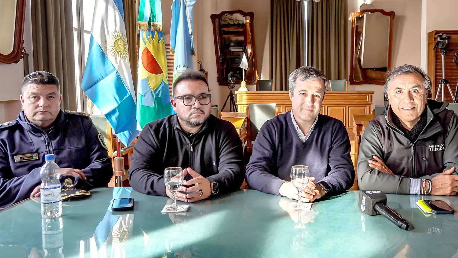 Conferencia. Orellano, superintendente de la Región Atlántica IIl; Montero, subsecretario de Fiscalización y Control Policial; Barrena, intendente de Lobería y Aparicio, subsecretario de Articulación Institucional