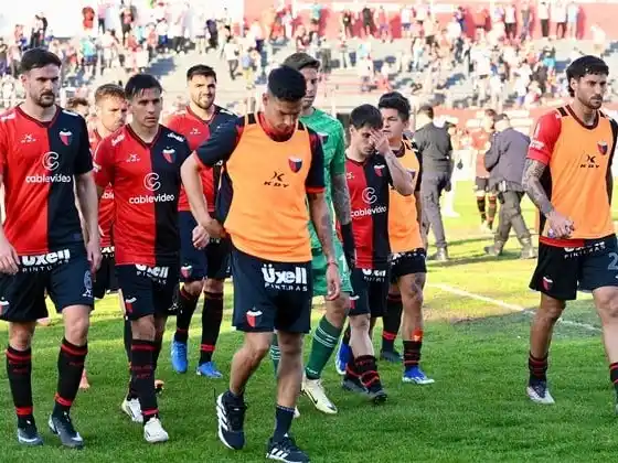 Una postal reiterada durante todo el año al cabo de cada partido que jugó Colón. Foto: Juan Manuel Foglia.