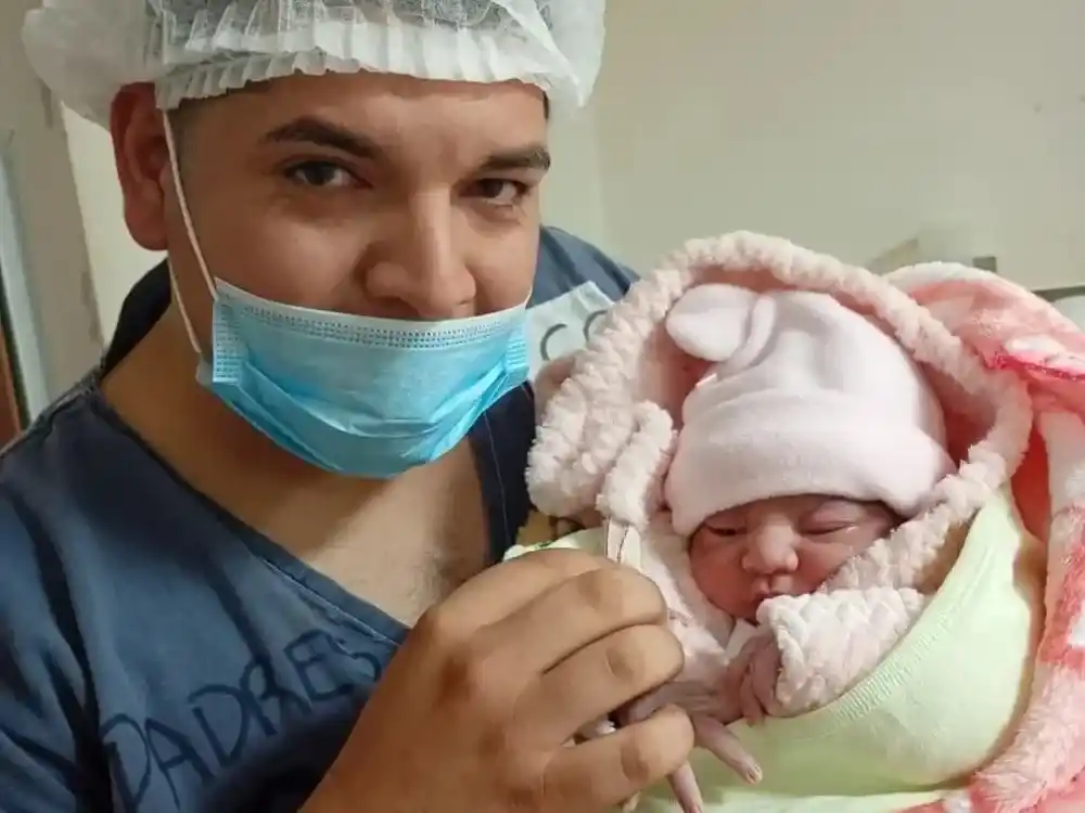 La pequeña, que llevará el nombre de Ainhoa Messia Aguilar, nació a las 17.35 del miércoles en el Hospital Materno Infantil de la ciudad balnearia.