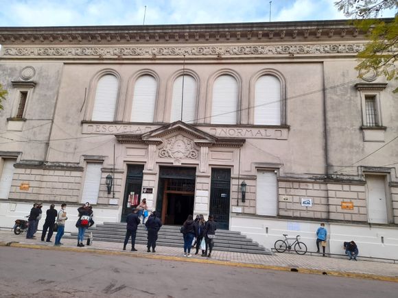 Estudiantes del Normal protestan por falta de aulas y el Consejo Escolar advirtió que la escuela “nunca planteó nada”