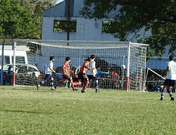 Juventud Urdinarrain se metió en la final con el último suspiro