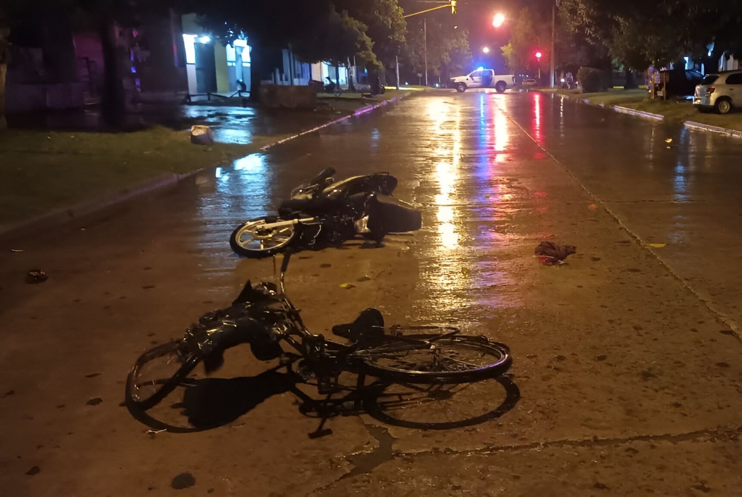 Motociclista chocó a un matrimonio que iba en bicicleta: hay una señora en terapia intensiva