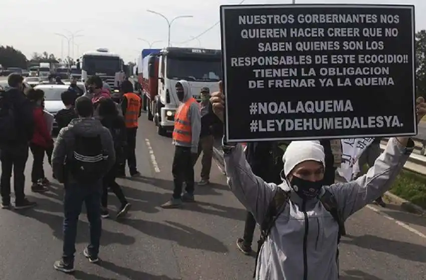 La Multisectorial por los Humedales cortó el puente Rosario-Victoria en contra de las quemas en las islas