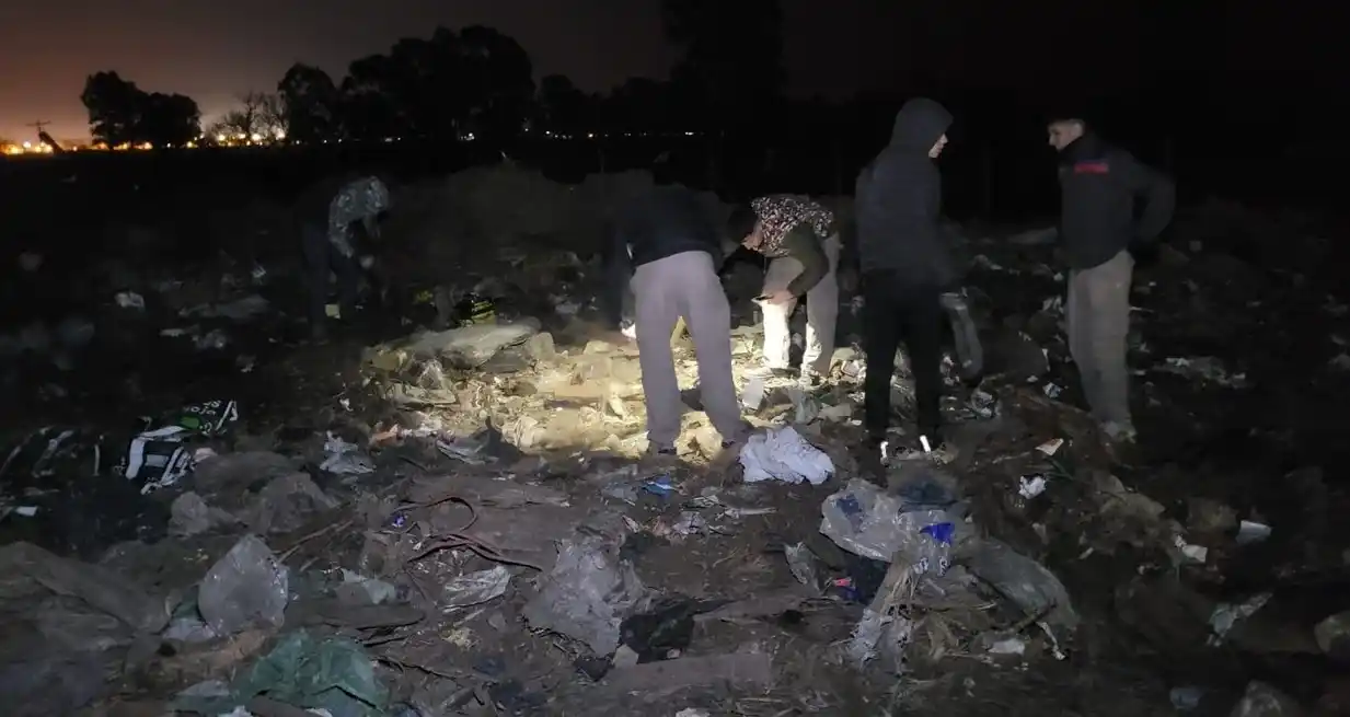 Ya encontraron 75 mil: desesperada búsqueda de dólares en el basural de Las Parejas 