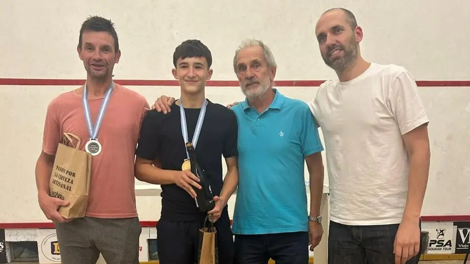 Tomás Decker, con la medalla del primer puesto, tras vencer a Ignacio Aguerre en Intermedia