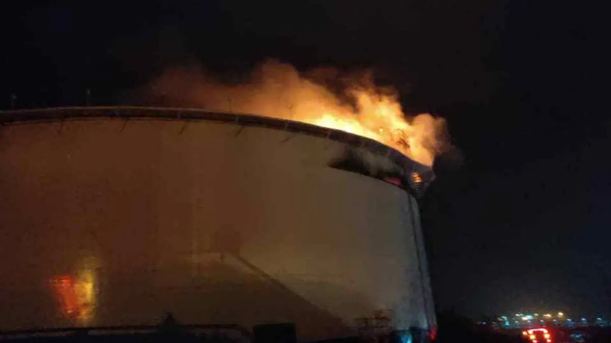 UN RAYO causó incendio en tanque de almacenamiento de la refinería El Palito