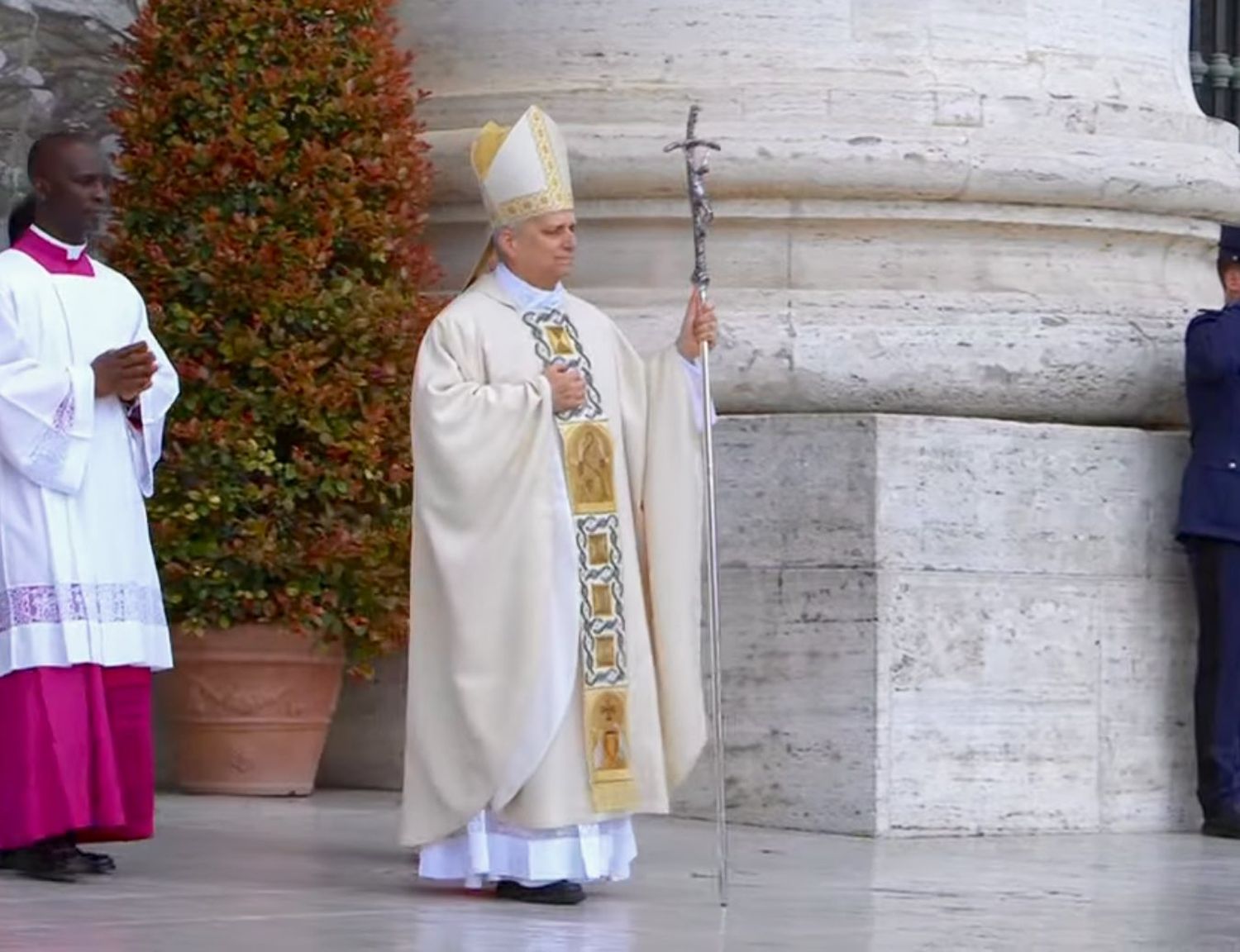 LEÓN XIV comienza  su pontificado: aboga por «una iglesia unida contra el odio y un sistema que margina» (+Fotos)