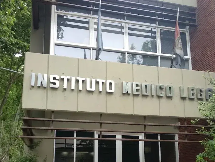 El cuerpo fue trasladado al Instituto Médico Legal (IML) para ser sometido a autopsia.