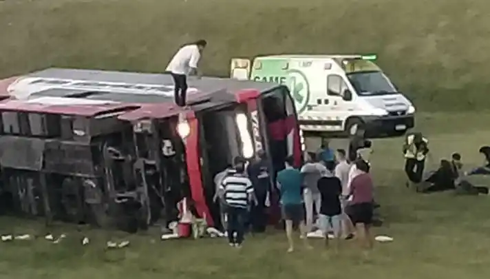 Dos muertos y al menos 14 heridos, cinco de ellos graves, al volcar un micro en Ruta 2