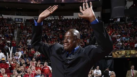 ¡TREMENDO SUSTO! Carl Herrera se desmaya en el tercer juego de la final de la Superliga de Baloncesto