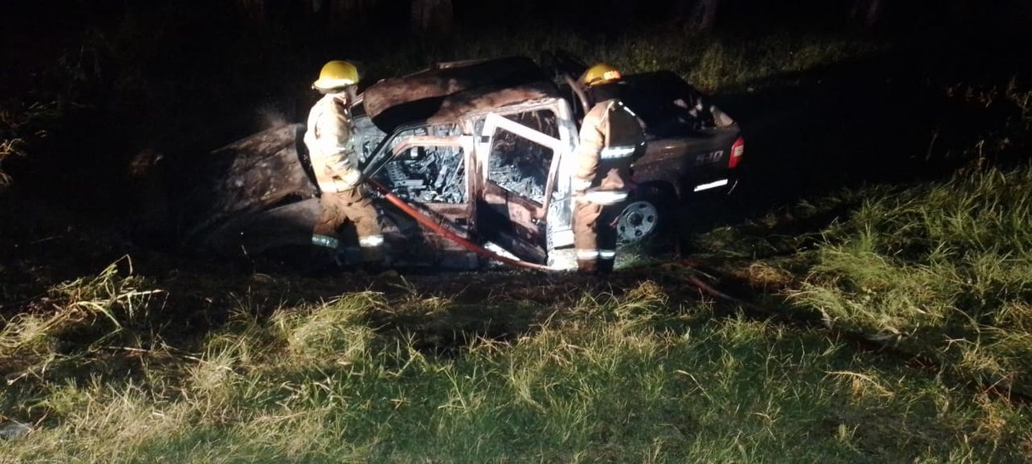 Despistó una camioneta y terminó chocando con una alcantarilla