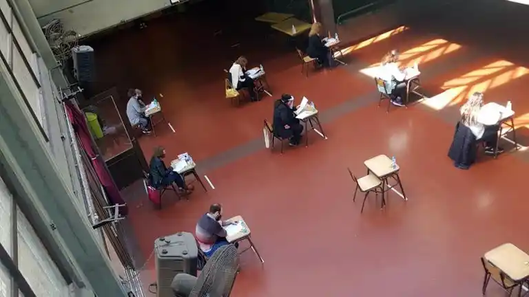 Luego de casi siete meses de cuarentena, hoy vuelven a las aulas los chicos en Capital