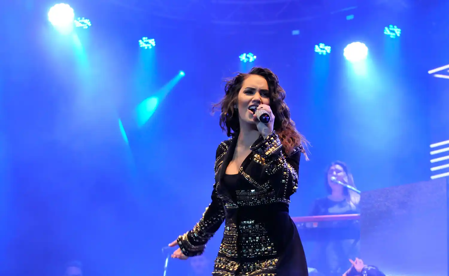 AcercArte: Lali Espósito, Axel y Los Pericos en Chascomús, Salto y Carlos Casares