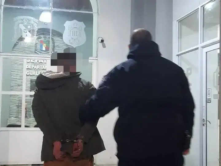 Abrió un auto y se llevó plata, pero fue descubierto y capturado
