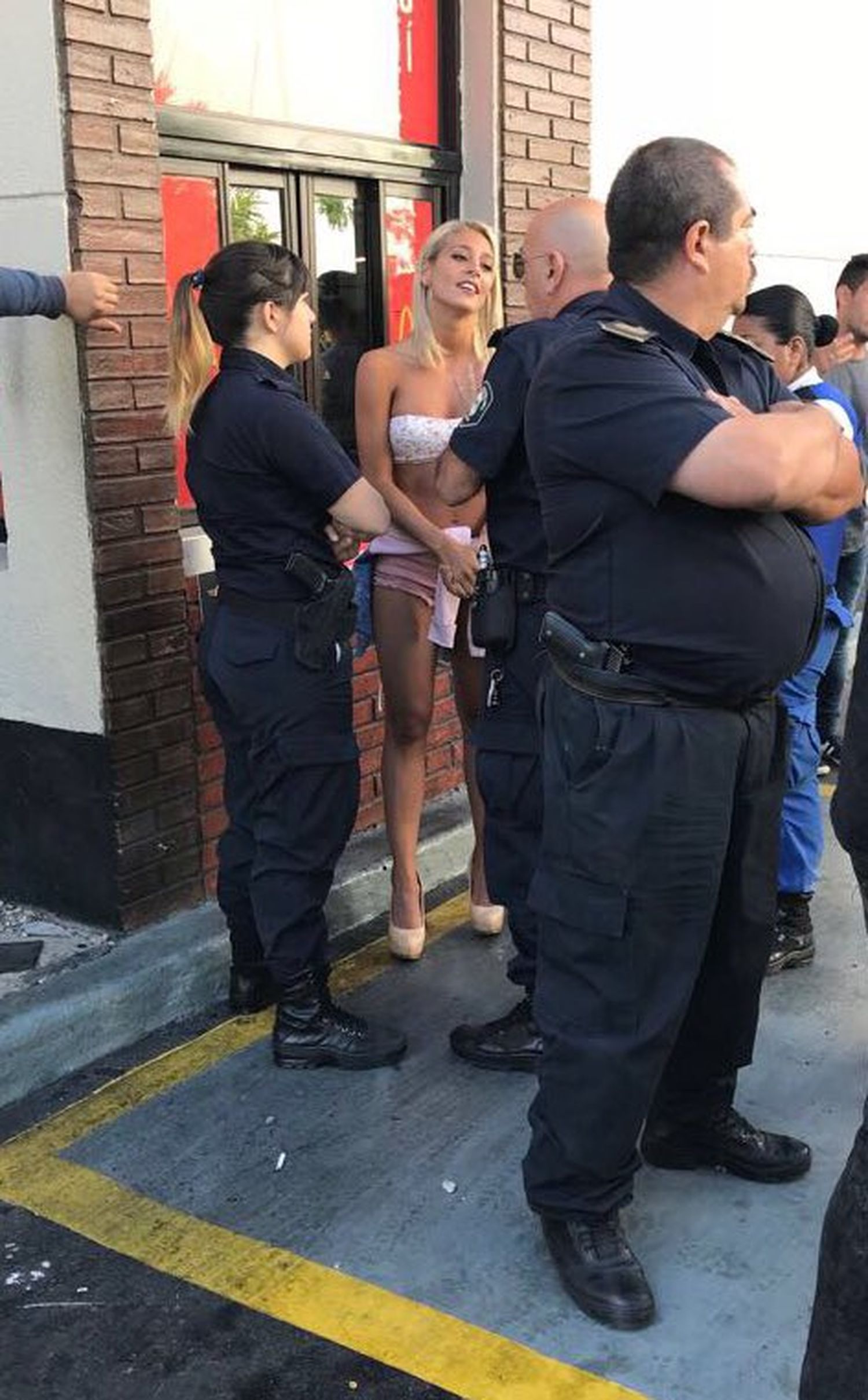 Policía, piñas y hamburguesas: la complicada madrugada de Sol Pérez